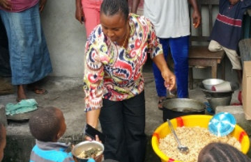 volunteer giving food